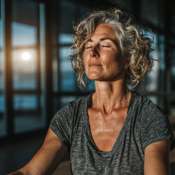 Esperta di yoga che guida una sessione per adulti maturi